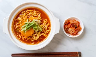 Spicy Ramen Soupe avec Kimchi Coréen facile à préparer