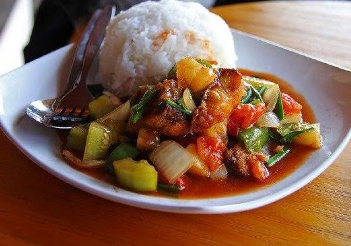 riz accompagnant wok des légumes variés fait maison