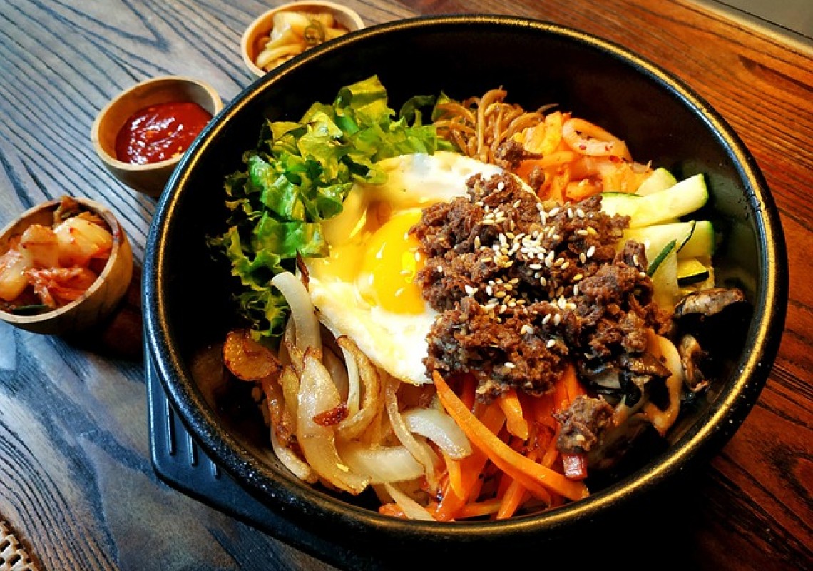 Plat traditionnel coréen Bibimbap à la base de riz et garni de différents légumes