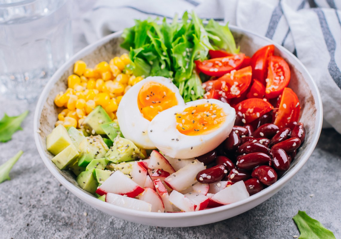 bol à lunch sain végétarien : salade de légumes, haricot rouge, maïs, oeuf
