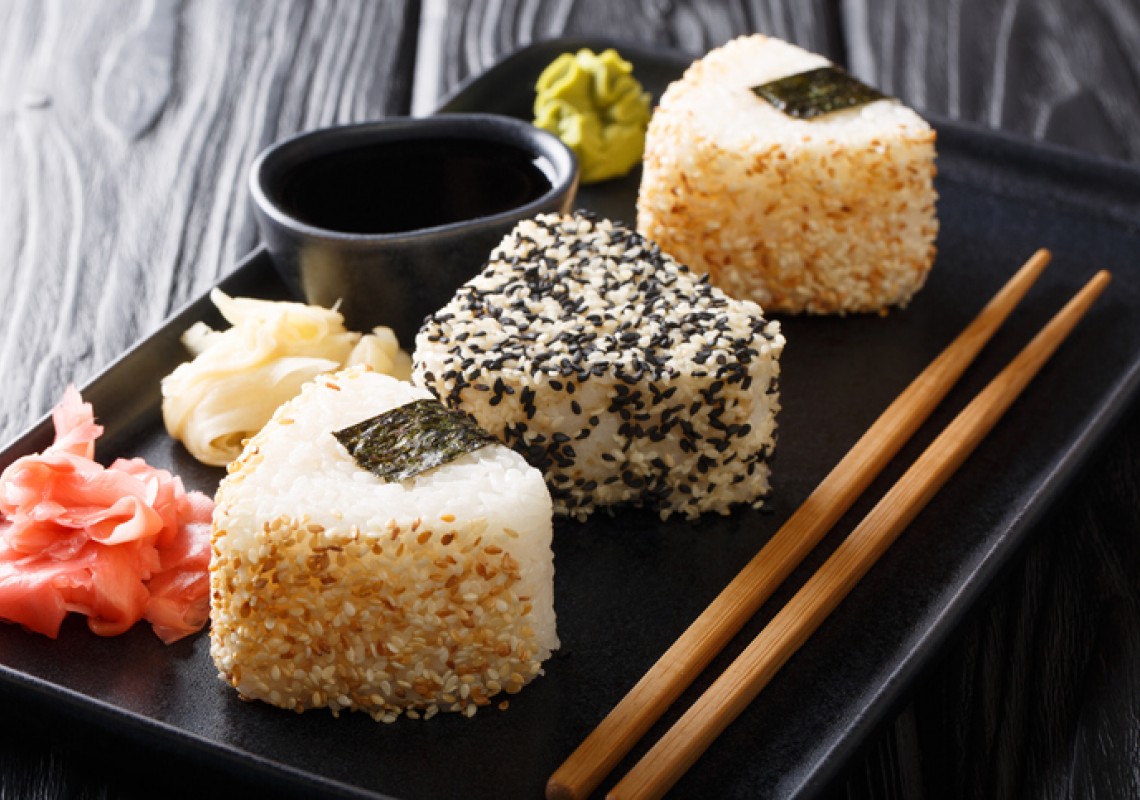 Onigiri au sésame servi avec gingembre et wasabi Japonais
