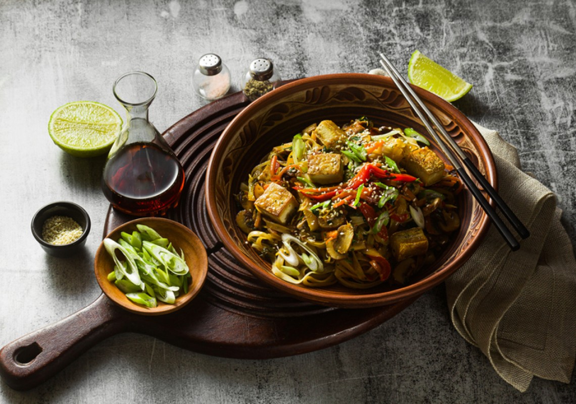 Wok asiatique avec tofu, vermicelle de riz et légumes végétariens