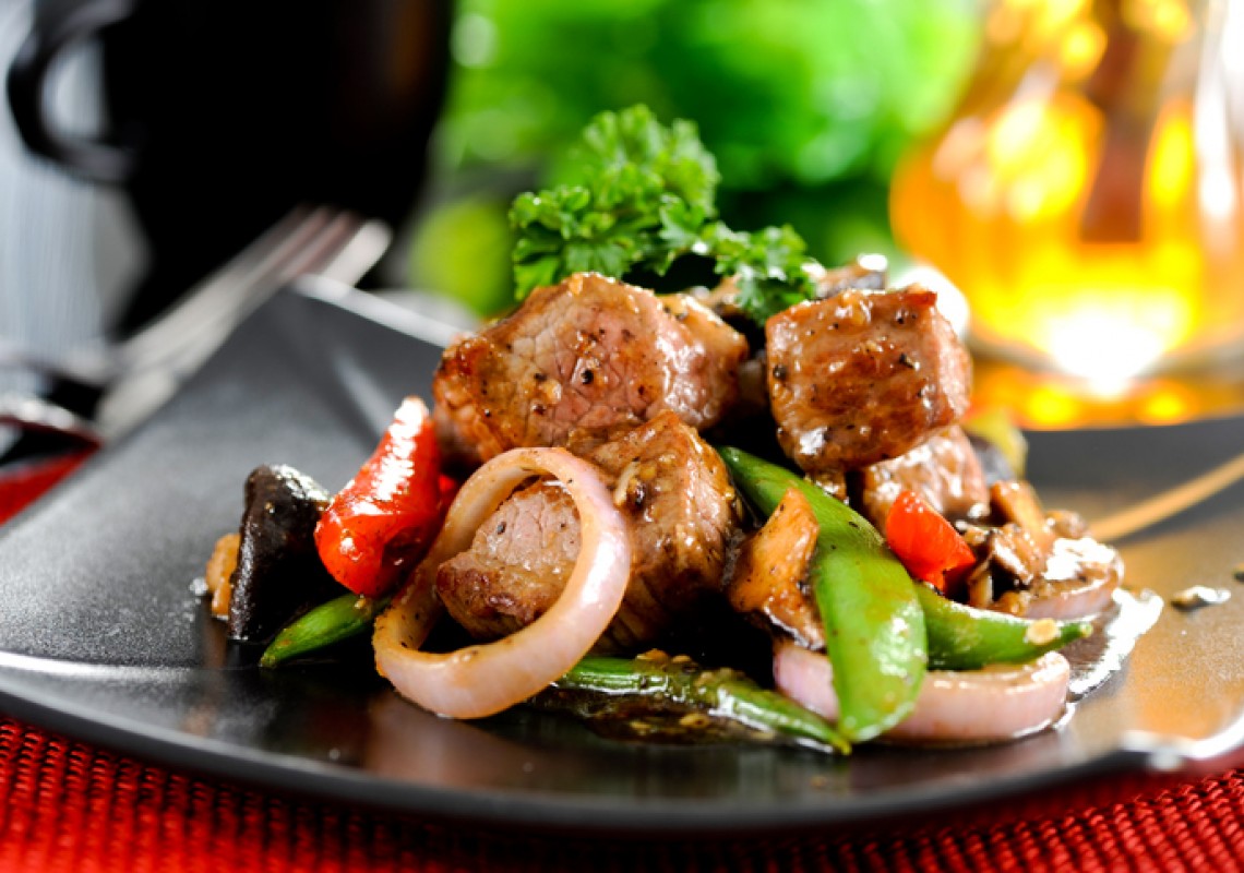 Wok de Boeuf sauté avec champignon noir et des légumes variés
