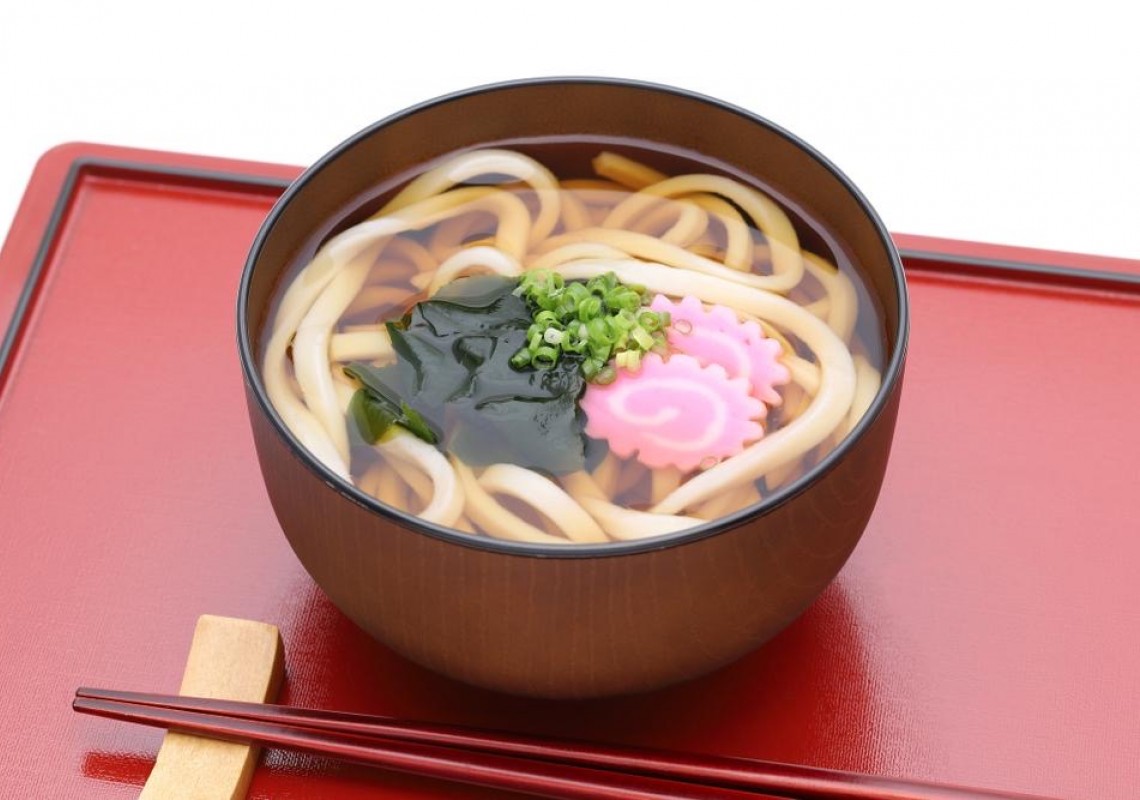 soupe udon avec la décoration de pâté de poisson Naruto Maki Japonais